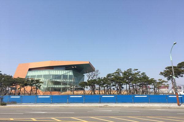 일반인 출입이 불가능하도록 펜스를 둘러친 인천 아트센터. /김리영 인턴기자