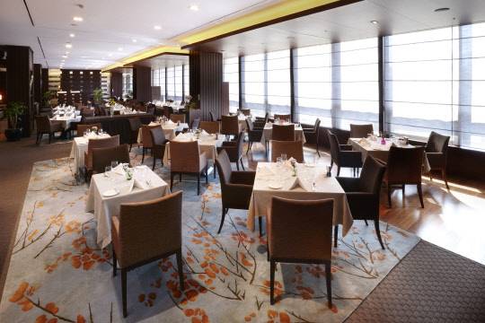 오크우드 프리미어 호텔이 5월 가정의 달을 맞아 다양한 프로모션을 마련했다고 3일 밝혔다. 오크우드 프리미어 코엑스센터 서울은 이용 기간별로 제휴 혜택을 제공하는 '오크우드 가정의 달' 프로모션을 내놓았다. 먼저 영화 '쥬라기 월드: 폴른 킹덤'과 오크우드 호텔이 함께한다. 5월 한 달 간 베드케이션 패키지를 이용하는 고객에겐 영화 '쥬라기 월드: 폴른 킹덤' 예매권 2매, 객실 타입별 조식(2인 ~4인)을 제공한다. 코엑스 오크레스토랑. 오크우드 프리미어 호텔 제공