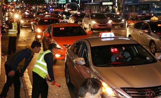 이태원과 강남역 등은 심야시간에 택시가 부족해 골라태우기가 기승을 부려 승차하기 어렵다. [중앙포토]