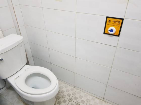 한 남녀공용화장실의 좌변기 옆 한 군데만 비상벨이 설치돼 있었다. 조한대 기자