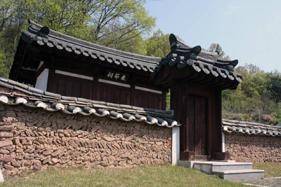 임진왜란 의병장 구회신이 두문불출의 조상 구홍을 기려 세운 사당 표절사. 구찬회 생가터에서 동화천을 건너 동변동으로 들어서면 산비탈에 서 있다. ⓒ정만진