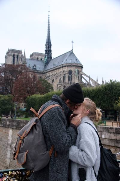 유럽식 인사 비쥬(비즈)는 사실 볼만 마주 대고 입으로 쪽 소리를 내는 것이다.  ⓒ정효정