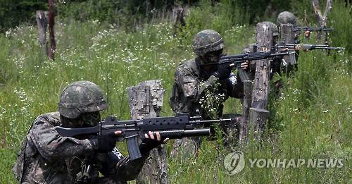 전투사격 훈련을 진행하고 있는 모습  [연합뉴스 자료사진]