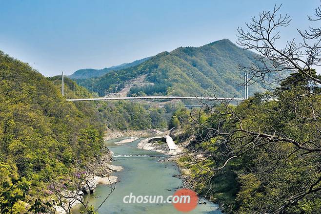 13일 개통을 앞둔 ‘한탄강 하늘다리’. 현무암 협곡 위를 걸으며 실감 나는 풍경을 즐길 수 있다. / 한준호 영상미디어 기자