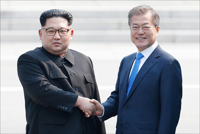 역사적인 남북정상회담이 열린 지난달 27일 오전 판문점에서 문재인 대통령과 김정은 국무위원장이 인사를 나누고 있다. ⓒ한국공동사진기자단