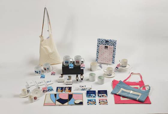 청와대가 4일부터 판매를 시작한 '문재인 정부 출범 1주년 기념품'. [청와대 제공]