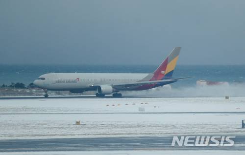 【제주=뉴시스】우장호 기자 = 12일 오전 제주국제공항 활주로에 항공기들이 순조롭게 이착륙을 하고 있다. 아시아나 항공기가 이륙을 위해 엔진 추진력을 높여 힘차게 활주로를 달리고 있다. 2018.01.12.woo1223@newsis.com