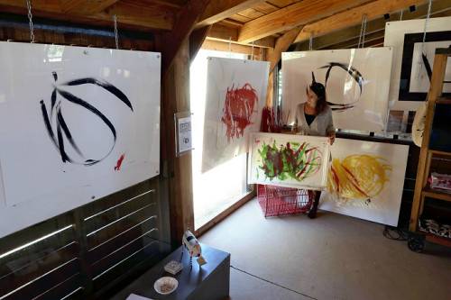 돼지의 추상화를 모아둔 화실.