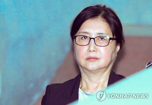 여전히 매서운 눈빛 (서울=연합뉴스) 김도훈 기자 = 박근혜 정부 국정농단 사건으로 1심에서 징역 20년 벌금 180억원을 선고받은 최순실씨가 4일 오전 서울 서초구 서울고등법원에서 열린 항소 속행공판에 출석하기 위해 법정으로 이동하고 있다. 2018.5.4 superdoo82@yna.co.kr