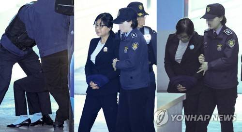 최순실 '넘어졌다 인사까지' (서울=연합뉴스) 김도훈 기자 = 박근혜 정부 국정농단 사건으로 1심에서 징역 20년 벌금 180억원을 선고받은 최순실씨가 4일 오전 서울 서초구 서울고등법원에서 열린 항소 속행공판에 출석했다. 이날 최씨는 호송차에서 내리던 중 발을 헛디뎌 넘어지고(왼쪽 사진) 다시 일어서 취재진을 향해 인사(오른쪽 사진)를 했다. 2018.5.4 superdoo82@yna.co.kr