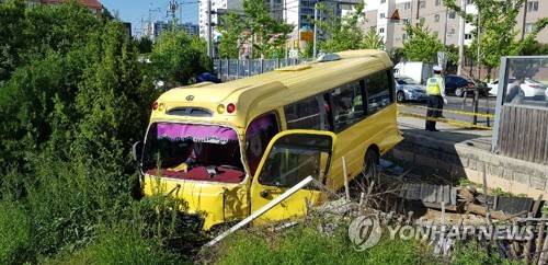 어린이 통학차 방호벽 뚫어…9명 경상 (광주=연합뉴스) 4일 오후 4시 7분께 광주 남구 봉선동 한 아파트 인근 도로에서 어린이집 통학용 미니버스가 앞서가던 카니발 승합차를 추돌하고 나서 차도를 벗어나 방호벽을 뚫고 풀숲에서 멈췄다. 사고 충격으로 5∼7세 어린이 7명과 인솔교사, 운전사 등 통학차 탑승자 9명이 타박상 등 가벼운 상처를 입어 병원으로 옮겨졌다.  [광주 남부소방서 제공=연합뉴스]   hs@yna.co.kr