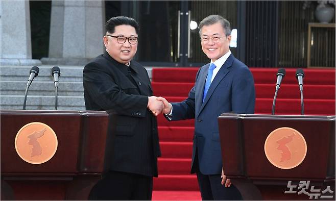 2018 남북정상회담이 열린 27일 경기도 파주시 판문점 평화의집 앞에서 문재인 대통령과 김정은 국무위원장이 '판문점 선언'을 발표한뒤 악수를 하고 있다. (한국공동사진취재단)