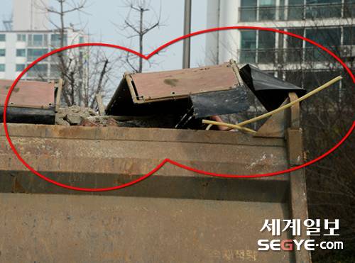 지난달 3월 서울 은평구 연신내역 인근도로. 25톤 덤프트럭이 건설 폐자재를 가득 싣고 덮개를 완전히 닫히지 않은 상태에서 주행을 하고 있다. 뒤따르는 운전자의 안전을 위협 하고 있어 단속이 절실한 실정이다.