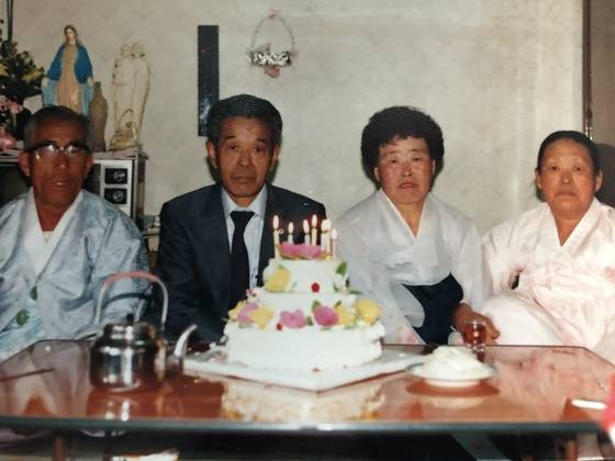 요즘엔 회갑잔치를 안 하지만 1989년 아버지 회갑 날 식당을 빌려 큰 잔치를 했다. 집에서 이모님 내외와 기념 촬영을 했다. [사진 송미옥]
