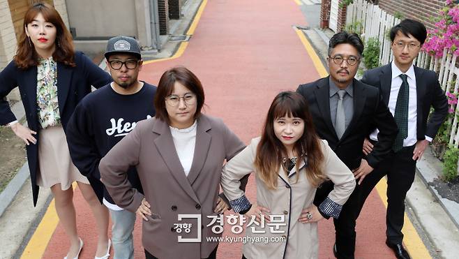 직장인들의 고충을 한 컷의 그림으로 담아 SNS에서 화제가 된 디자인회사 ‘불개미커뮤니케이션’ 직원들이 24일 서울 종로구의 한 골목에서 경향신문과 인터뷰 전 포즈를 취하고 있다. 왼쪽부터 김은선 카피라이터, 김현태 차장, 박은수 대표, 한미애 과장, 정광순 실장, 이영민 팀장./ 권도현 기자 lightroad@kyunghyang.com