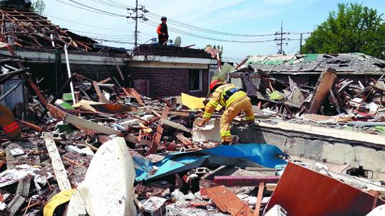 7일 오전 폭발 사고가 발생한 경기도 양주시 봉양동 주택가에서 출동한 구조대원들이 어지럽게 널린 잔해를 뒤지며 수색작업을 벌이고 있다. 주택 2채가 붕괴되고 주택 2채가 파손된 현장에서 2명의 시신이 발견됐다. 양주소방서 제공