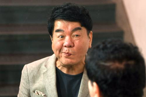 심형래가 거울을 보며 표정 연습을 하고 있다.