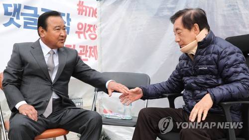 김성태 손잡는 이완구 (서울=연합뉴스) 김주형 기자 = 이완구 전 국무총리(왼쪽)가 7일 오전 '드루킹'특검을 요구하며 국회 본청앞에서 단식농성을 이어가는 자유한국당 김성태 원내대표를 찾아 손잡고 있다. 2018.5.7  kjhpress@yna.co.kr