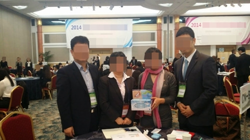 아버지(맨 왼쪽) 회사에서 함께 일하던 때의 김 모 씨 [아버지 김 씨 제공=연합뉴스]