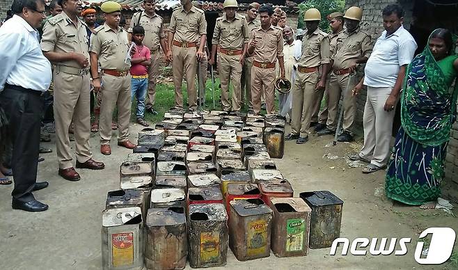 개인이 만든 밀주를 수거한 인도 경찰. <자료사진> © AFP=뉴스1