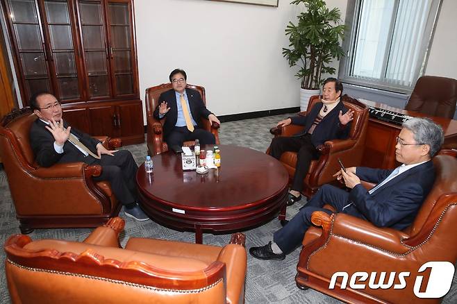 교섭단체 여야 원내대표들이 8일 오후 서울 여의도 국회 운영위원장실에서 국회 정상화를 논의하기 위해 회동을 갖고 있다. 2018.5.8/뉴스1 © News1 박정호 기자