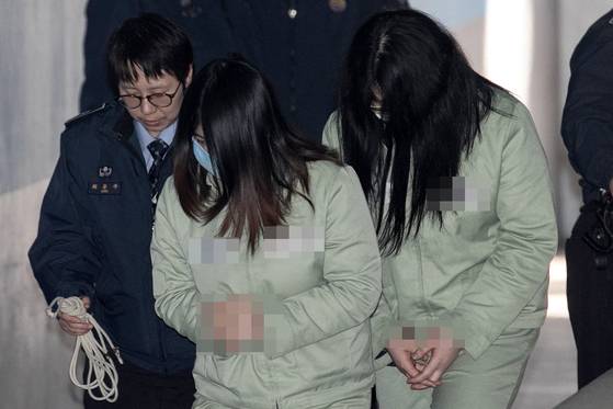 ‘인천 초등생 살인사건’ 주범 김모양과 공범 박모양이 2018년 3월 12일 오후 서울 서초구 서울중앙지방법원에서 열리는 살인, 살인방조 등 항소심 4회 공판에 출석하고 있다. [뉴스1]