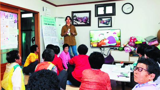 경남 함안군 보건소 직원이 지난 3일 대산면 마을회관에 모인 주민들에게 민물고기 생식에 의한 간흡충 감염 위험에 대해 교육하고 있다. 함안군 보건소 제공