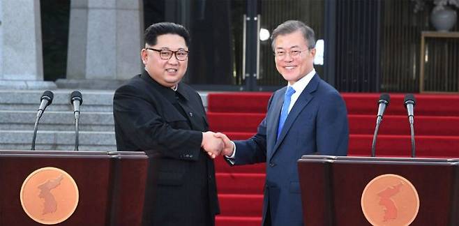 2018 남북정상회담이 열린 지난달 27일 경기도 파주시 판문점 평화의집 앞에서 문재인 대통령과 김정은 국무위원장이 '판문점 선언'을 발표한뒤 악수를 하고 있다. (사진=한국공동사진기자단)