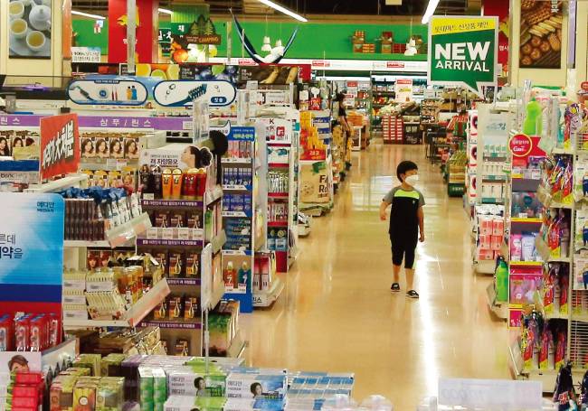 마트에서 판매되는 제품 상당수가 이중으로 과대 포장돼 있어 제조업체들의 개선 노력이 필요하다는 지적이 많다. [동아일보]