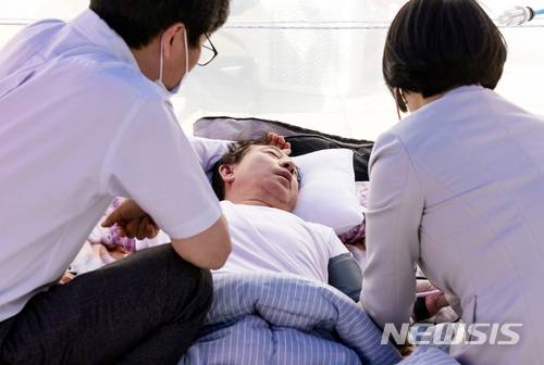 【서울=뉴시스】이종철 기자 = 단식투쟁 7일차인 자유한국당 김성태 원내대표가  9일 오전 서울 여의도 국회 단식농성장에서 의료진의 진료를 받고있다. 2018.05.09.jc4321@newsis.com