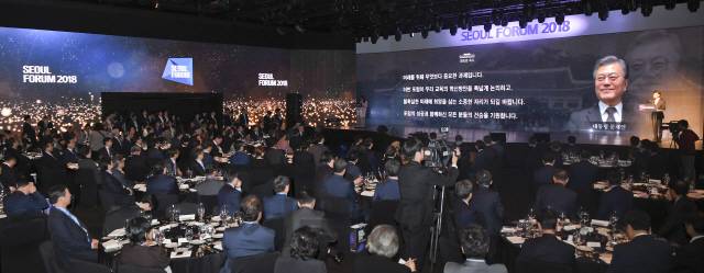 문재인 대통령이 9일 서울 장충동 신라호텔에서 ‘Eduvolution for Next Generation, 미래한국: 교육에서 길을 찾다’를 주제로 열린 ‘서울포럼 2018’에서 진성준 청와대 정무기획비서관을 통해 축사를 전하고 있다. 문 대통령은 “4차 산업혁명 시대의 핵심은 사람에 있고 시대 변화를 이끌 인재를 키우는 일이 중요한 과제”라며 규제 개혁에 초점을 맞췄던 집권 1년차와 달리 앞으로는 인재육성을 통해 4차 산업혁명을 속도감 있게 추진하겠다는 점을 시사했다. /권욱기자