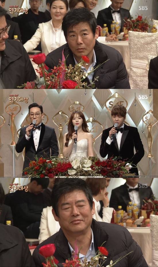 '2016 SBS연기대상' 성동일 이휘재 / 사진=SBS '2016 SBS연기대상' 성동일 이휘재 캡처