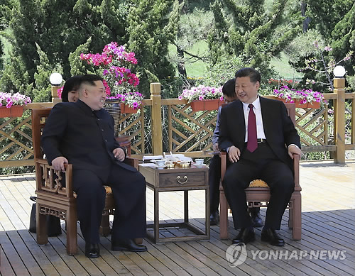 다롄서 회동하는 김정은과 시진핑 (베이징 AP=연합뉴스) 김정은 북한 국무위원장(왼쪽)과 시진핑 중국 국가주석이 중국 랴오닝성 다롄에서 만나 대화를 나누고 있다. 두 사람은 이곳에서 7, 8일 이틀 동안 만나 한반도 문제에 대해 깊이 있게 의견을 교환했다고 중국중앙(CC)TV와 신화통신이 8일 전했다.      ymarshal@yna.co.kr