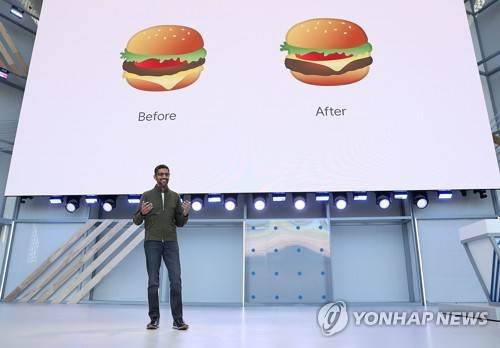 순다르 피차이 구글 CEO가 기조연설을 시작하면서 잘못된 햄버거 이모지에 대해 사과했다. 지난해 10월 작가 토머스 바크델이 트위터에 "구글의 이모지 버거에는 치즈가 고기 밑에 있다"는 트윗을 올리면서 이모지 버거 오류 논쟁이 시작됐었다. 피차이 CEO는 치즈를 고기 위에 올린 바로잡은 버거 이모지를 소개하면서 "우리가 치즈 위치를 잘못 올렸다"고 사과했다. [게티이미지]