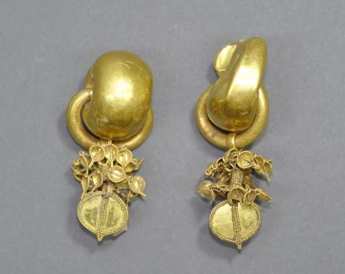 경주 탑동 적석목곽묘에서 나온 귀걸이. [한국문화재재단 제공]