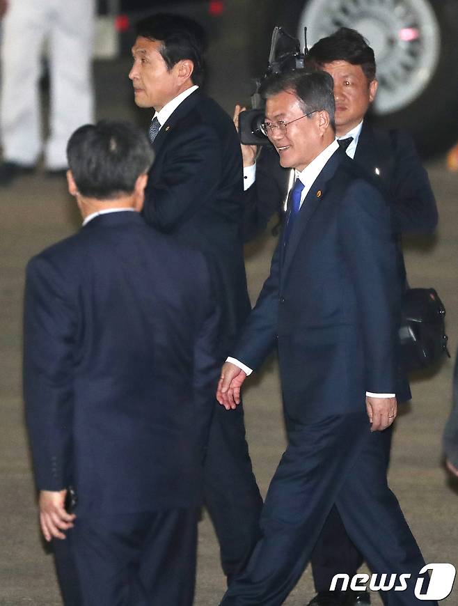 한중일 정상회담을 마친 문재인 대통령이 9일 오후 경기도 성남시 서울공항으로 도착하고 있다.  2018.5.9/뉴스1 © News1 이재명 기자