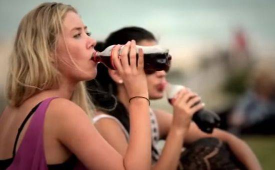 날씨가 더워지면 시원한 콜라를 찾는 분들이 늘어납니다.[사진=유튜브 화면캡처]