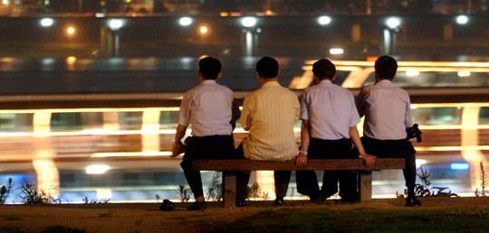 이제는 세월이 흘러 함께 나이 들어가는 친구들의 뒷모습. [중앙포토]