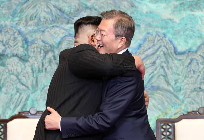 문재인 대통령과 김정은 북한 국무위원장이 지난달 27일 오후 판문점 평화의 집에서 열린 남북정상회담에서 한반도의 평화와 번영, 통일을 위한 '판문점선언'에 서명한 뒤 포옹하고 있다. 김상선 기자