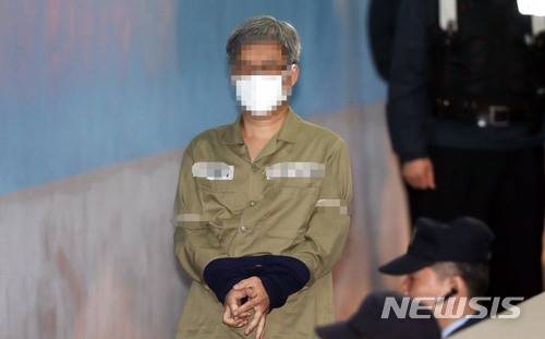 【서울=뉴시스】조성봉 기자 = 네이버 댓글 여론조작 혐의를 받는 파워블로거 '드루킹' 김모 씨가 2일 오전 서울 서초구 서울중앙지법에서 열린 첫 공판에 출석하고 있다.2018.05.02.suncho21@newsis.com