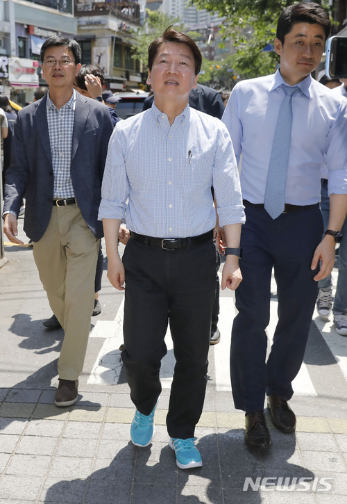 【서울=뉴시스】최동준 기자 = 안철수 바른미래당 서울시장 후보가 9일 서울 노량진 학원가를 찾아 시민들과 인사를 하기 위해 걸어가고 있다. 2018.05.09. photocdj@newsis.com