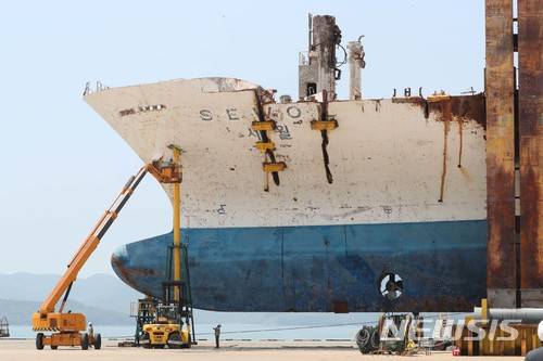 【목포=뉴시스】류형근 기자 = 10일 전남 목포신항에서 세월호가 완전 직립에 성공, 참사 4년 만에 바로 세워졌다. 2018.05.10. photo@newsis.com