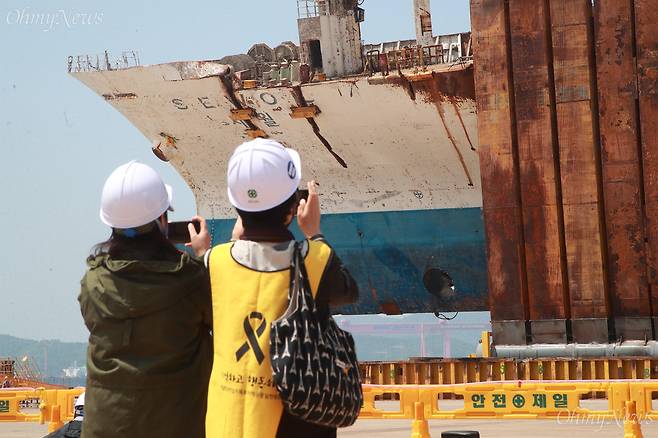 10일 오전 전남 목포신항에서 옆으로 누워있던 세월호가 해상크레인에 의해 바로 세워지고 있다. ⓒ유성호