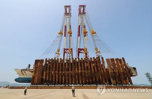 세월호 70도가량 직립 (목포=연합뉴스) 박철홍 기자 = 10일 오전 전남 목포시 목포신항에서 좌현을 바닥에 댄 채 거치 된 세월호가 70도가량 세워지고 있다. 2018.5.10  pch80@yna.co.kr  (끝)