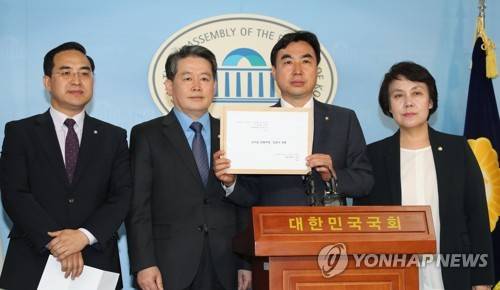 민주 헌정특위 위원들 "선거권 하향 의견서 헌재에 제출하겠다" (서울=연합뉴스) 하사헌 기자 = 더불어민주당 소속 국회 헌법개정 및 정치개혁특위 위원들이 10일 유권자의 날을 맞아 국회 정론관에서 선거권 연령을 만 19세에서 18세로 낮추자는 내용의 의견서를 헌법재판소에 제출하겠다는 기자회견을 하고 있다. 왼쪽부터 박홍근, 김경협, 윤관석, 정춘숙 의원.     toadboy@yna.co.kr