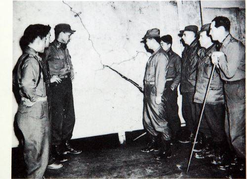 백선엽 백야전전투사령관이 한국전쟁이 한창이던 1951년 전북남원시의 정보(G-2)상황실에서 열린 참모회의에서 지리산 빨치산 토벌을 위한 작전지도를 가리키고 있다. <한겨레> 자료 사진.