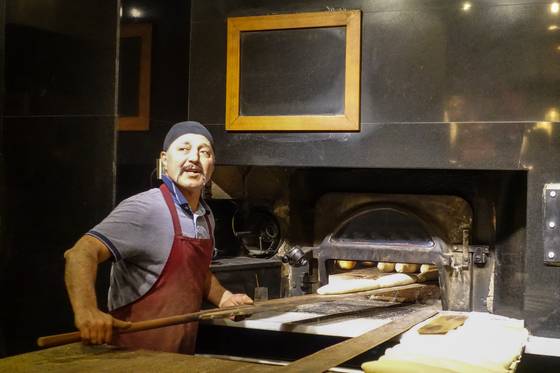 이스탄불 베식타스 지역의 소문난 빵집 '오타쿄이 피리니(Ortakoy firini)'. 제빵사가 새벽부터 빵을 굽고 있다.