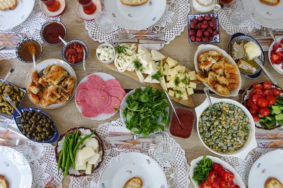터키인의 아침식사 카흐발티. 터키 사람들은 주말이면 가족, 친구와 함께 이렇게 거한 아침을 먹는다. 건강한 지중해식답게 다양한 치즈와 올리브가 올라온다.