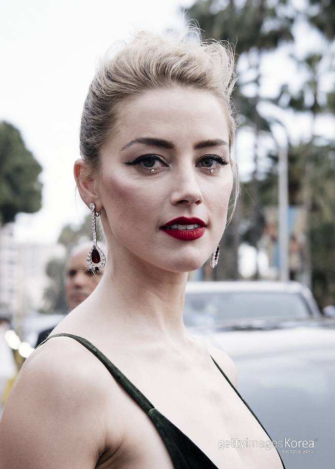 배우 앰버 허드가 제71회 칸 국제영화제 ‘쏘리 앤젤’ 레드카펫에 섰다. 게티이미지코리아