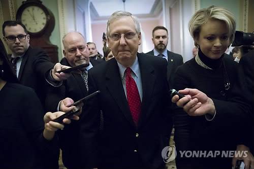미치 매코널 미국 상원 원내대표가 지난해 12월 미 의회에서 공화당 상원의원들과 회의를 마친 뒤 걸어가고 있다. 지난달 25일(현지시간) 의회 관계자들에 따르면 미상원은 전날 본회의를 열고 기존 북한인권법을 오는 2022년까지 5년 더 연장하는 내용의 '북한인권법 재승인 법안(HR 2061)'을 여야 만장일치로 통과시켰다. 6월 초 북미정상회담을 앞두고 미 의회가 인권문제를 고리로 초당적으로 전방위 대북 압박에 나선 것으로 풀이된다. [연합뉴스]
